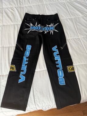 Réplica Louis Vuitton Black Jeans with Blue and Yellow Logo Accents
